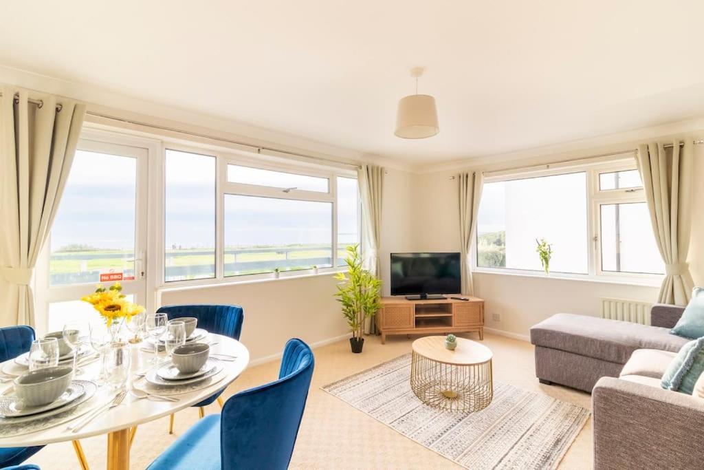 Incredible Sea View 2 Bedroom Beach Apartment Борнмут Екстер'єр фото