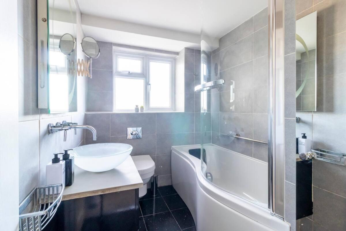 Incredible Sea View 2 Bedroom Beach Apartment Борнмут Екстер'єр фото